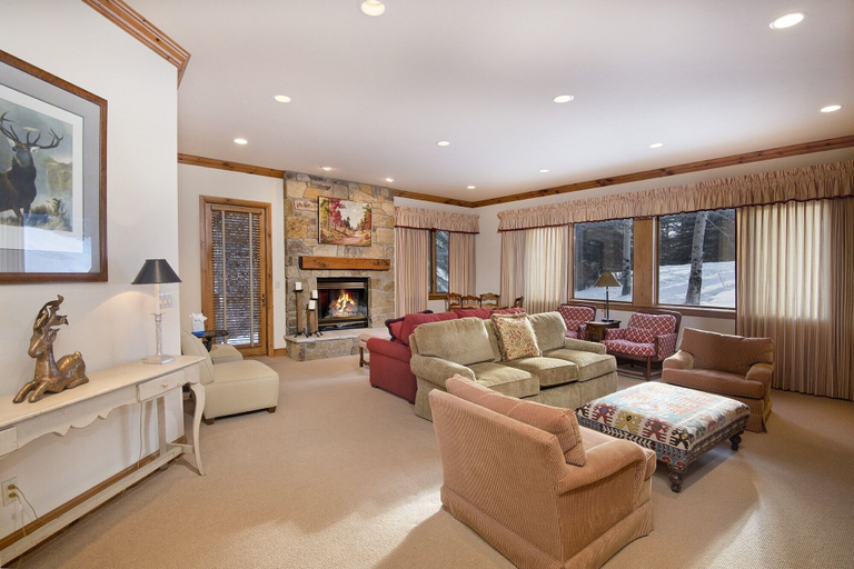 Living room, 803 Holden Rd. 5 Bedroom Home by RedAwning, Eagle