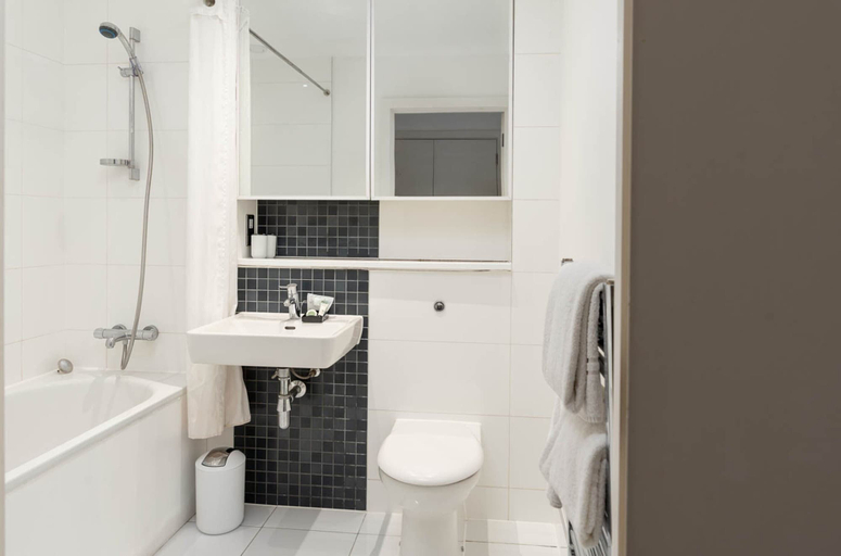 Bathroom, KD Tower Abodebed, Hertfordshire