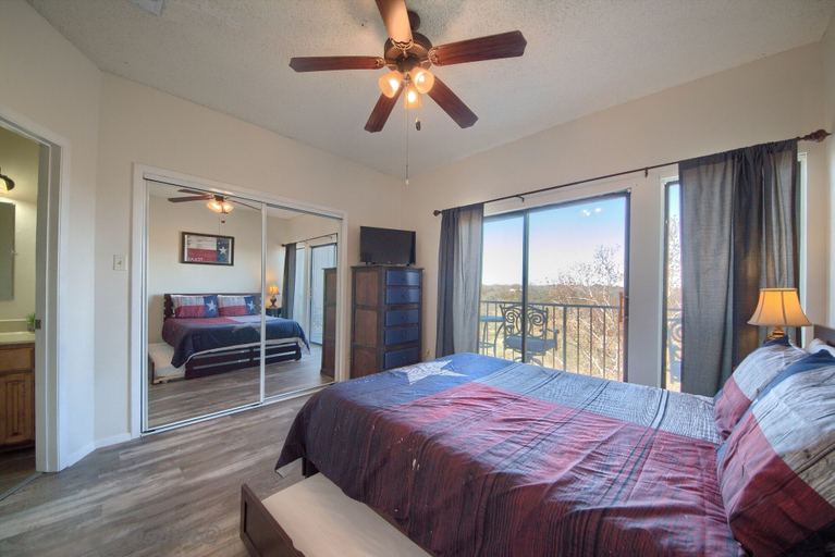 Room 4, Seele Street River B11 2 Bedroom Condo by RedAwning, Comal