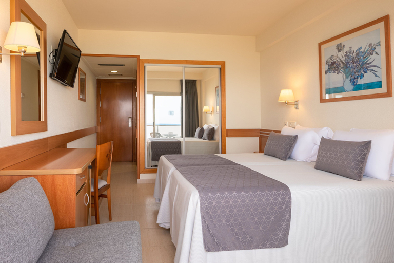 Bedroom 2, htop Pineda Palace & SPA - Adults Only, Barcelona