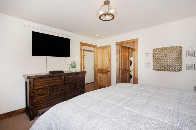 Room 5, Hawkeye Ridge -- Ev 6189 3 Bedroom Condo by RedAwning, Larimer
