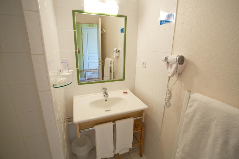 Bathroom 3, Hotel l'Oree Des Vignes, Côte-d'Or