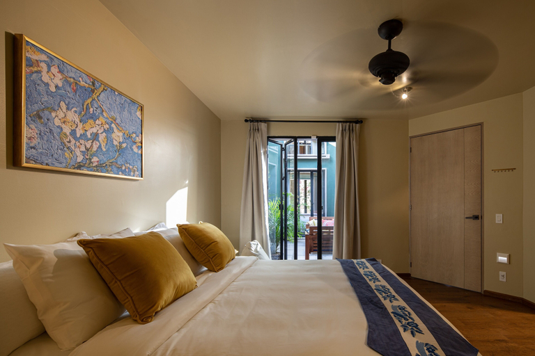 Room 2, Panorama de la Parroquia, Allende