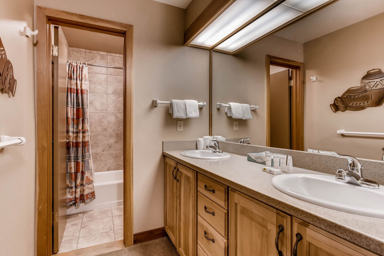 Bathroom 4, Quicksilver 1662, Summit