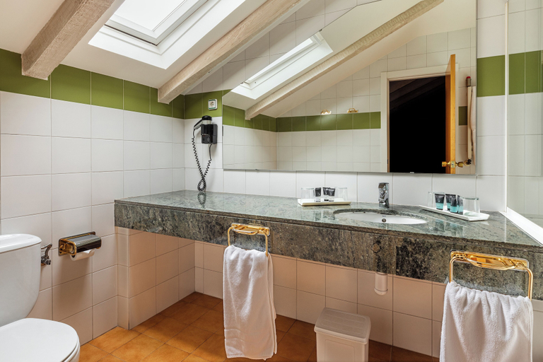 Bathroom 4, Hotel de l'Isard