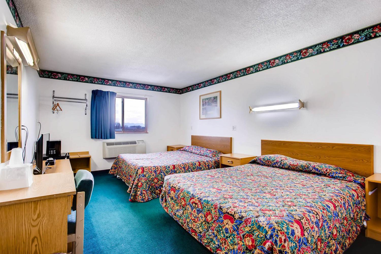 Bedroom 2, Motel 9, Larimer