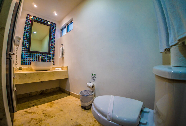 Bathroom 5, La Vista 6 Oceanview Condo in Playa del Carmen by RedAwning, Cozumel