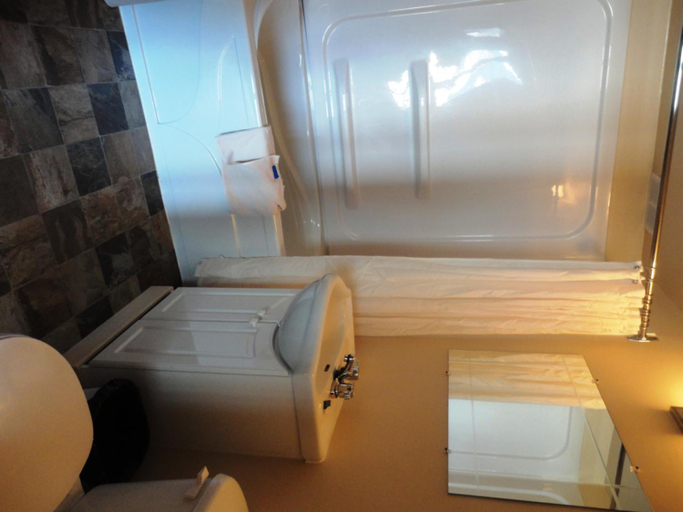 Bathroom 4, Stratford Motel, Yukon