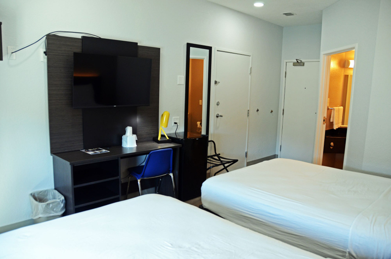Bedroom 3, Motel 6-West Des Moines, IA GA, Dallas