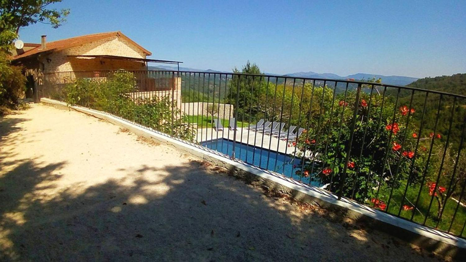 Others, Villa spacieuse avec piscine privee et vue montagne a Prades, Ardèche