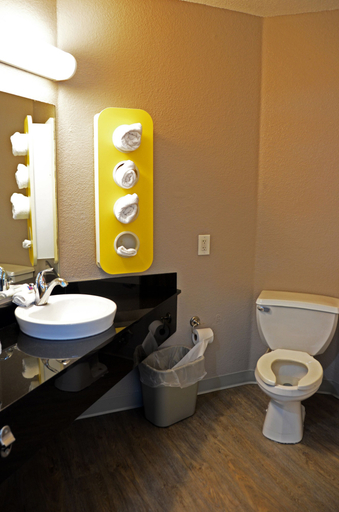 Bathroom 4, Motel 6-West Des Moines, IA GA, Dallas