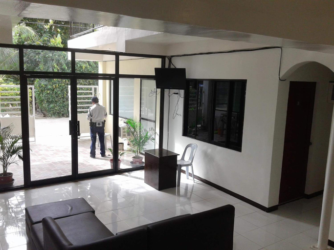 Public Area 2, Luna Oslob Travellers Inn, Oslob