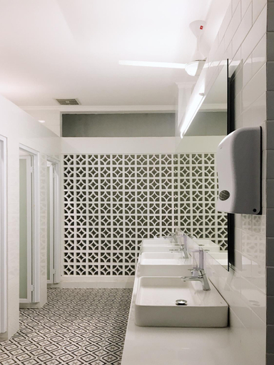 Bathroom 4, Dip & Doze Boutique Hostel, Badung