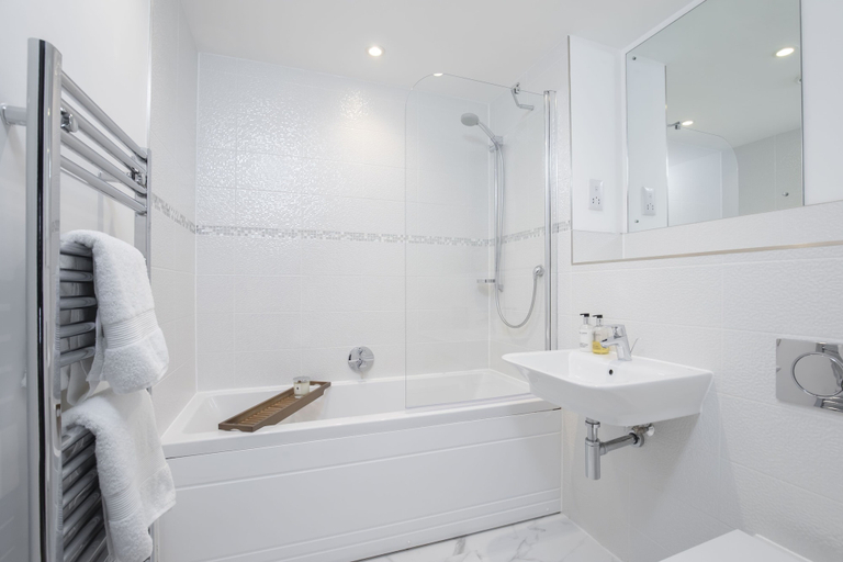 Bathroom 4, Elliot Oliver - Luxury 3 Bedroom Town Centre Apartment With Parking, Gloucestershire