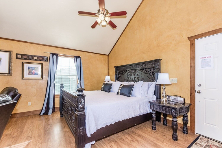 Room 3, Appian Way - Provence Studio Bedroom Cottage by RedAwning, Gillespie