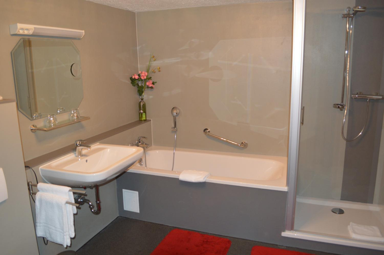 Bathroom 4, Hotel Scirocco, Kassel