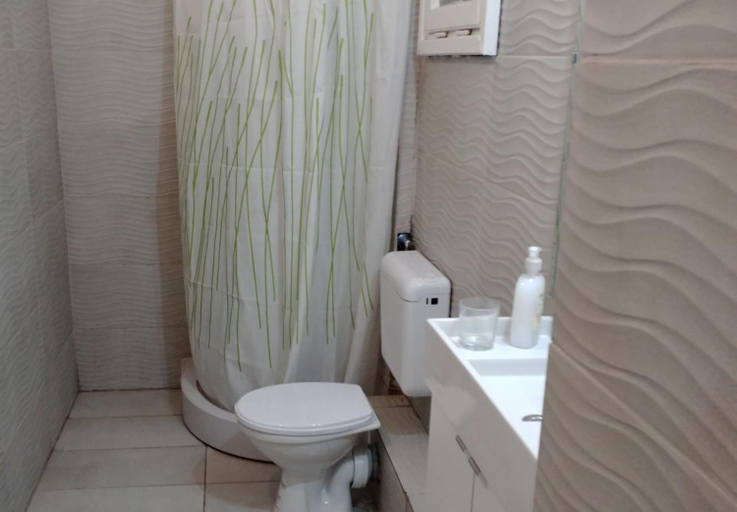 Bathroom 3, Sleepover City Center GuestRooms, Budapesti