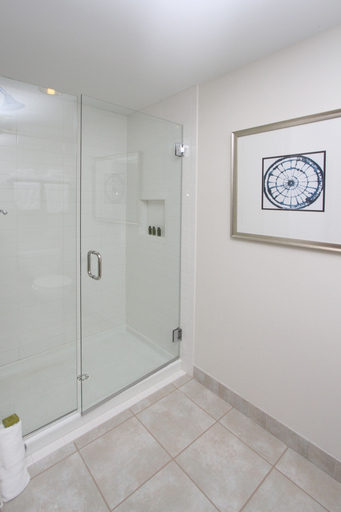 Bathroom 3, Bay Pointe Inn, Barry