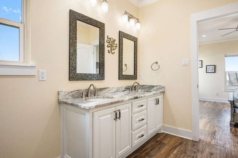 Bathroom 4, Viewtastic 3 Bedroom Home by RedAwning, Galveston