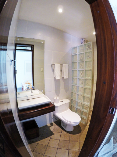 Bathroom, Hotel Cafe Azul, León