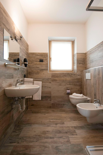 Bathroom 2, Central Rin, Sondrio