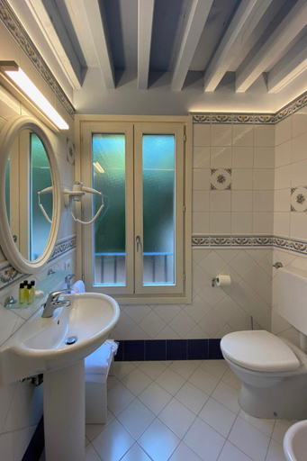 Bathroom 3, Principessa Leonora, Ferrara