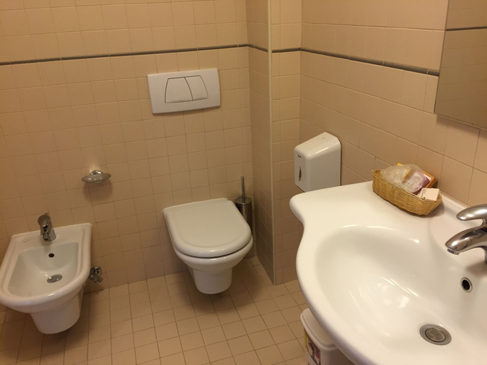 Bathroom 5, Dragonara, Chieti