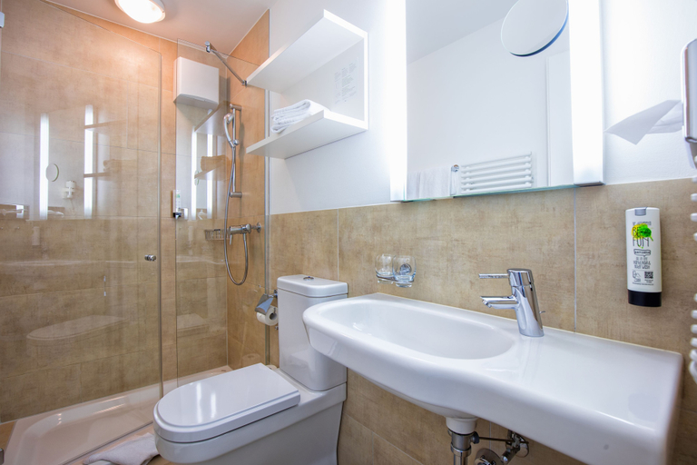 Bathroom 3, Hotel Oberland