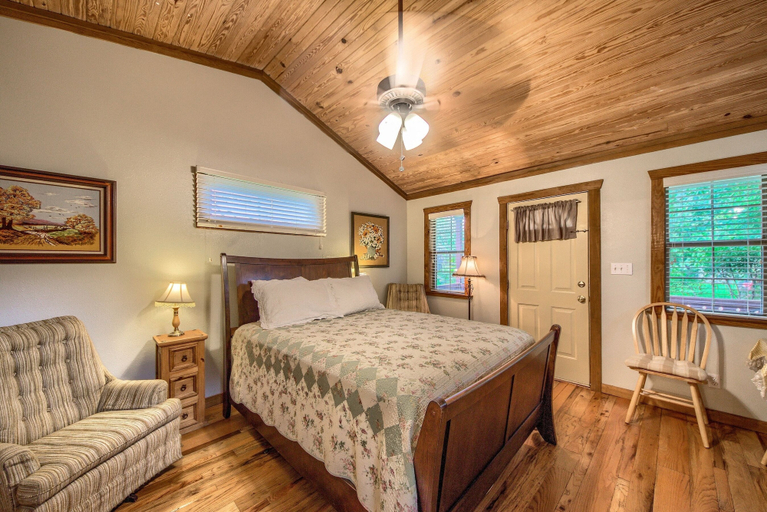 Room 5, Waldrip Studio Bedroom Cabin by RedAwning, Gillespie
