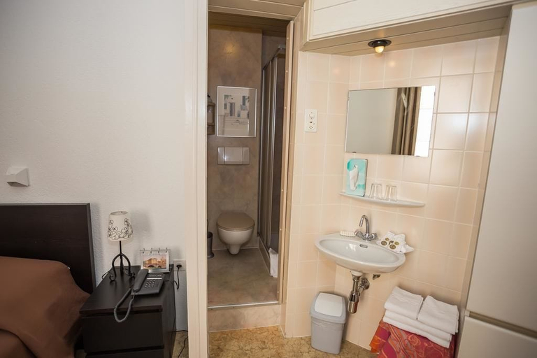Bathroom 5, Hotel des Tourelles, Genève