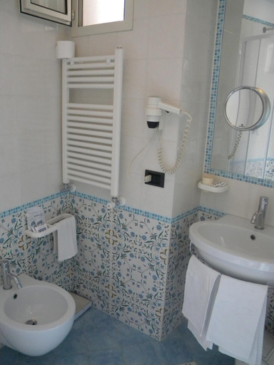 Bathroom, Maison Raphael, Salerno