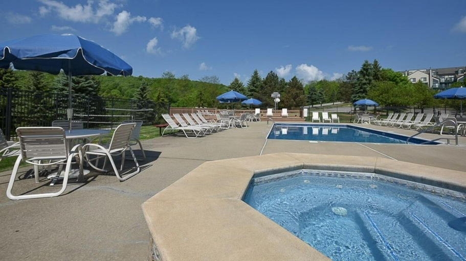 Sport & Beauty 5, Seven Springs 4 BR Premium Condo, Deck with Views by RedAwning, Somerset