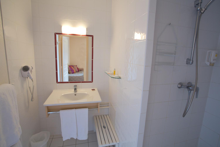 Bathroom 3, Hotel l'Oree Des Vignes, Côte-d'Or
