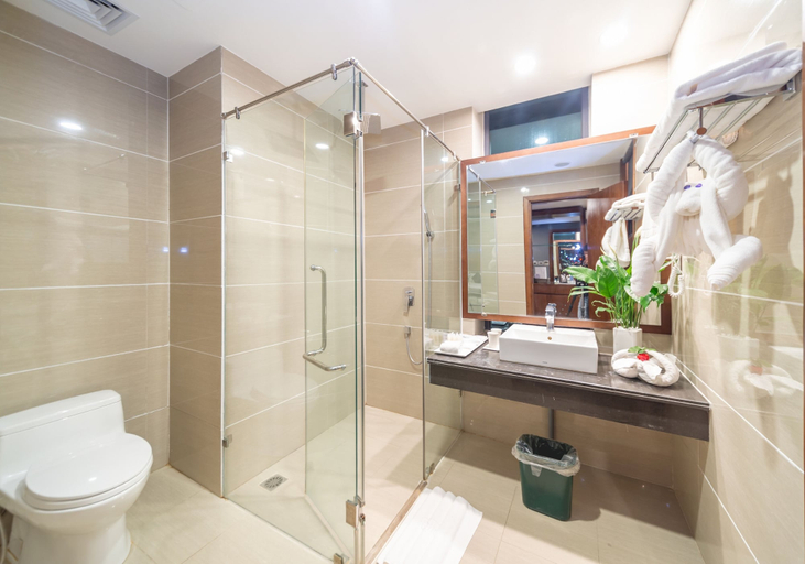 Bathroom 5, Bien Bac Hotel, Móng Cái