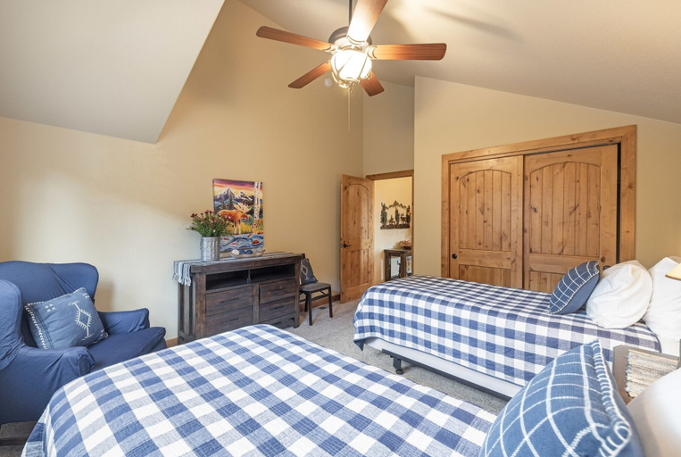 Room 5, River Rock -- Ev # 3 Bedroom Condo by RedAwning, Larimer