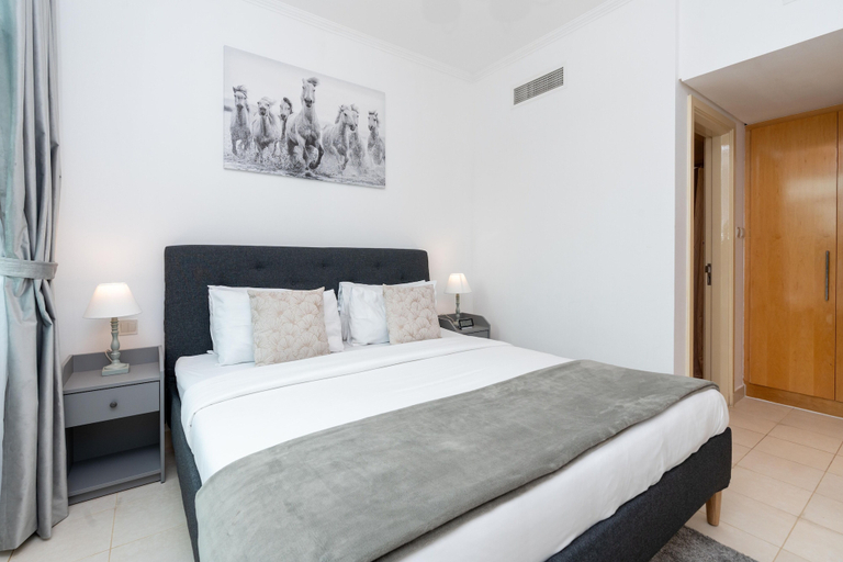 Room 4, Lux BnB Greens & Views Lake View, Dubai