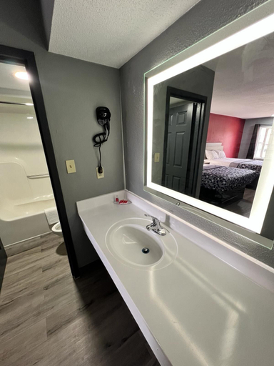 Bathroom 4, Econo Lodge Kennett, Dunklin