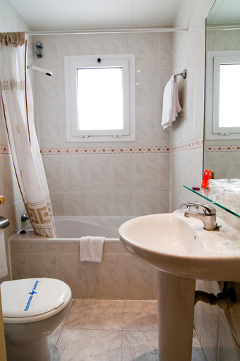 Bathroom 4, Hotel Medium Claramar, Girona