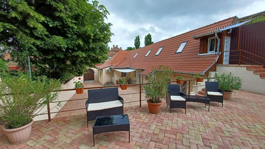 Others 5, Milla Apartmanok, Eger