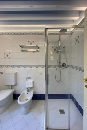 Bathroom 4, Principessa Leonora, Ferrara