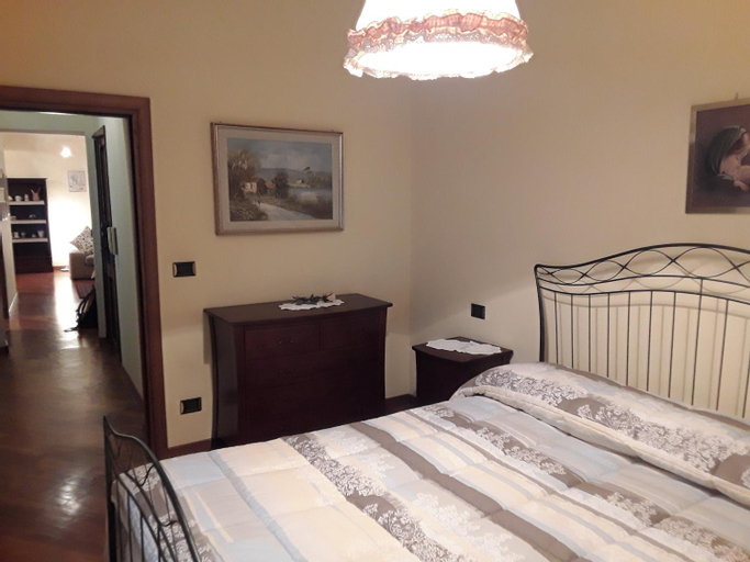 Bedroom 2, Dentro le mura, Rieti
