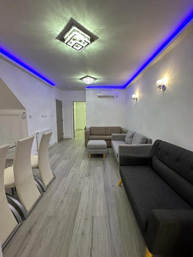 Others 4, Impeccable 2-bed Apartment in London, London