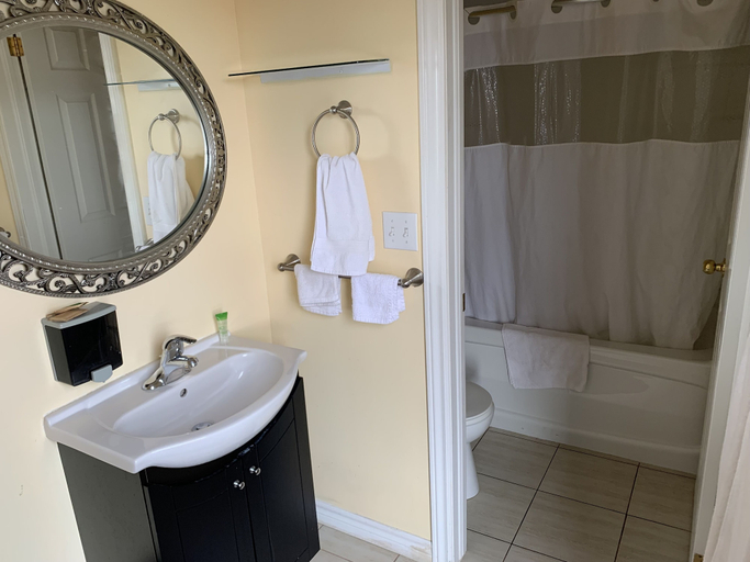 Bathroom 5, Sun Parlor Motel, Essex