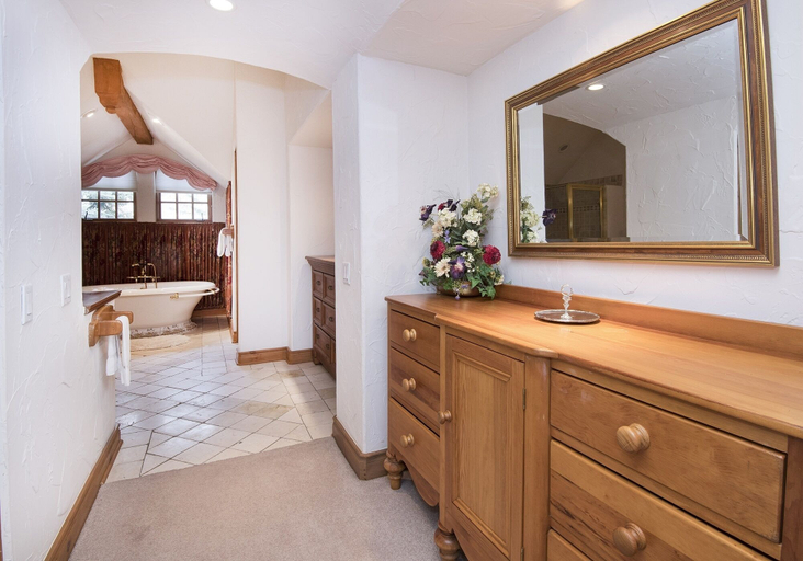 Room 3, 349 Holden Rd. 5 Bedroom Home by RedAwning, Eagle