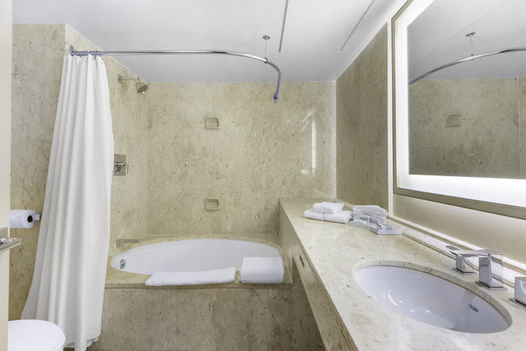 Bathroom 5, Hotel Omni Mont-Royal, Montréal