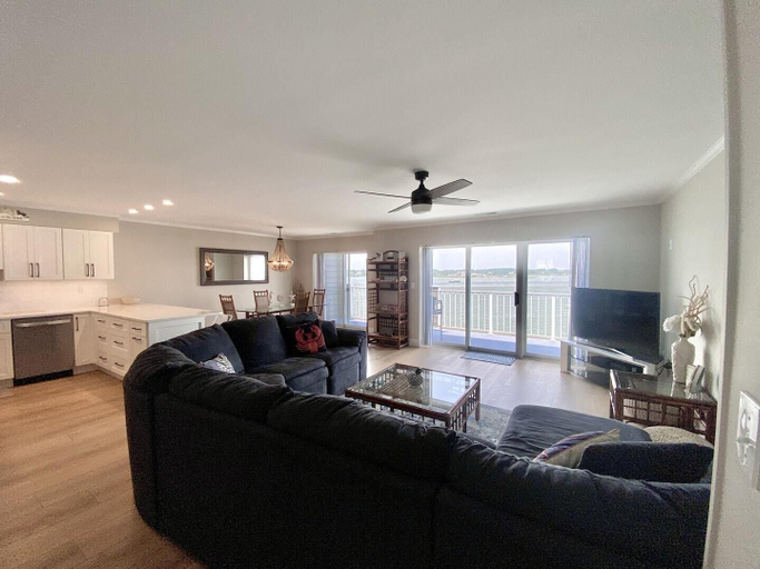 Living area 2, Harbour Island 402l 2 Bedroom Home by RedAwning, Worcester