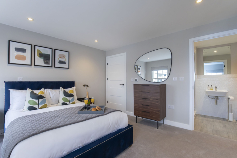 Bedroom 3, Elliot Oliver - Luxury 3 Bedroom Town Centre Apartment With Parking, Gloucestershire