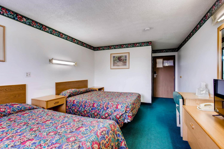 Bedroom 4, Motel 9, Larimer