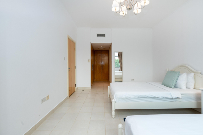 Room 2, Lux BnB Greens & Views Lake View, Dubai