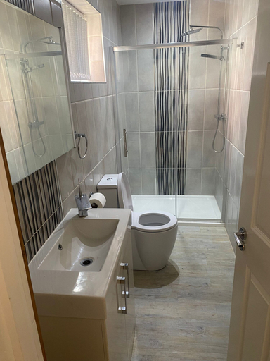 Bathroom, Beautiful 1-bed Apartment in Wolverhampton, Wolverhampton